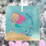 Cute Mermaid Girl Beach Persoonlijk kerstfeest Glas Ornament<br><div class="desc">Kute custom mermaid kerstsiercadeau met een schattig roze meisje met een coole blauwgroen staart die naast mooie seizoenshellen in de oceaan zwemt. Koel cadeau voor een strandmeisje dat graag zwemt.</div>