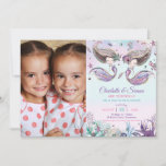 Cute Mermaids Twins Sisters Birthday Foto Kaart<br><div class="desc">Whimsical zeemeerminnen tweelingen / zusters verjaardagsfeestfotouitnodiging, met twee prachtige zeemeerminnen, schattig onder het zee wezens en kleurrijke koralen tegen regenboog diepe oceaan achtergrond. Personaliseer het met uw partijdetails gemakkelijk en snel, druk eenvoudig de aanpassingsknoop om de stijl en de plaatsing van de tekst verder te herschikken en op te maken....</div>