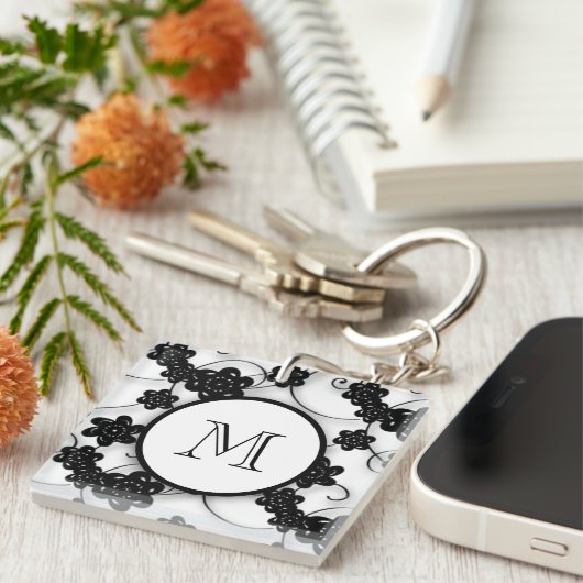 Cute Mod Black Flowers Pattern, Jouw Initiaal Sleutelhanger (Voorkant Rechts)