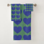 Cute Modern Green and Blue Heart Pattern Bad Handdoek (Insitu)