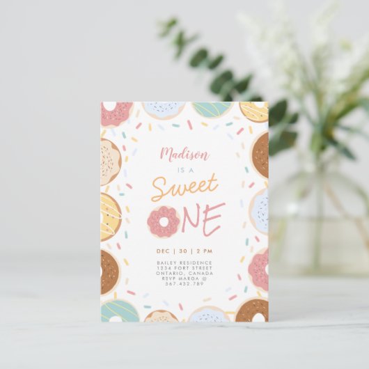 Cute Modern Pastel Donut Foto eerste verjaardag Uitnodiging Briefkaart (Staand voorkant)