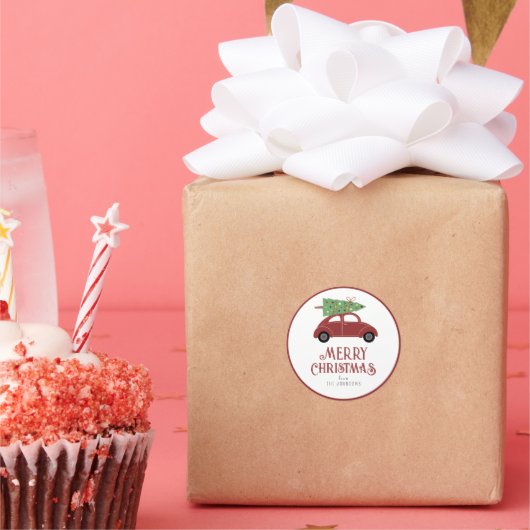 Cute Modern Red Car met kerstboomcadeau Ronde Sticker (Feest)