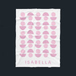Cute Modern Scandinavian Art Pattern in Pink, Name Fleece Deken<br><div class="desc">Dit leuke Scandinavische stijlpatroon van grafisch ontwerp kenmerkt leuke vormen in  tinten van roze en violet,  gepersonaliseerd met de naam of de formulering van je keuze.</div>