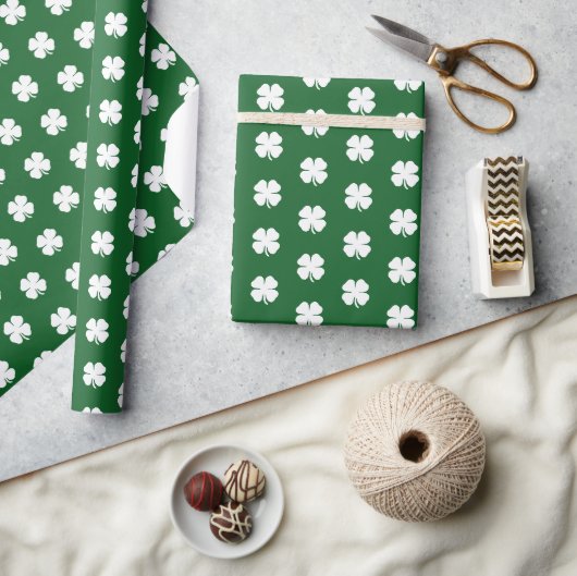 Cute Modern Simple Dark Green Lucky Clovers Cadeaupapier (Crafts)