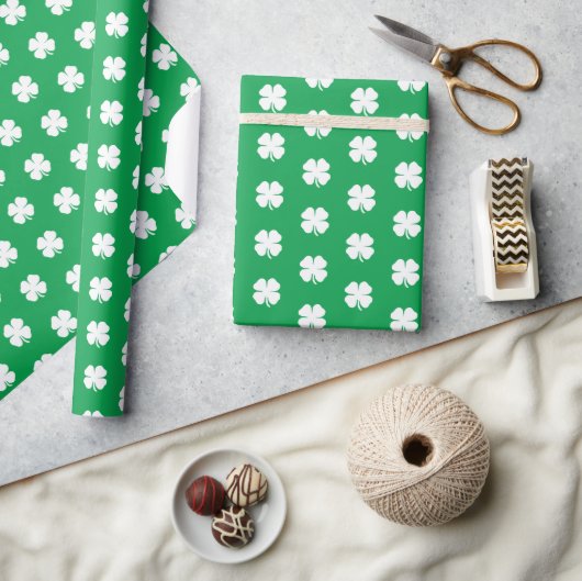 Cute Modern Simple Shamrock Green Lucky Clovers Cadeaupapier (Crafts)