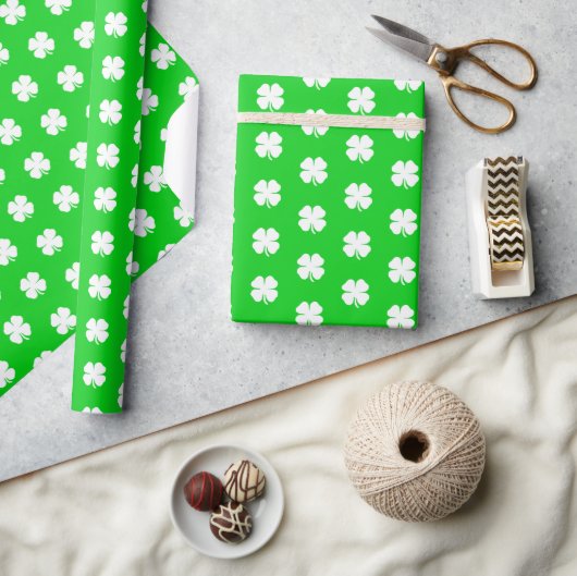 Cute Modern Simple Vibrant Green Lucky Clovers Cadeaupapier (Crafts)