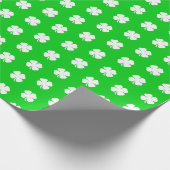Cute Modern Simple Vibrant Green Lucky Clovers Cadeaupapier (Hoek)
