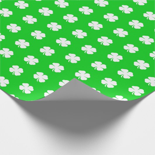 Cute Modern Simple Vibrant Green Lucky Clovers Cadeaupapier (Hoek)