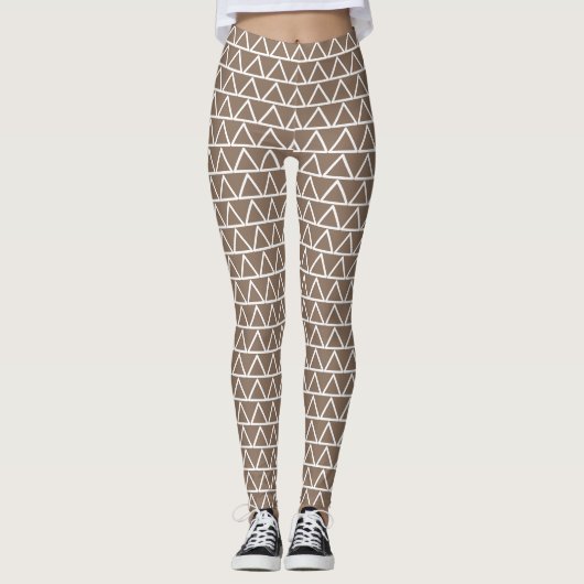 Cute Modern Triangle Pattern Trendy Mocha Brown Leggings (Voorkant)