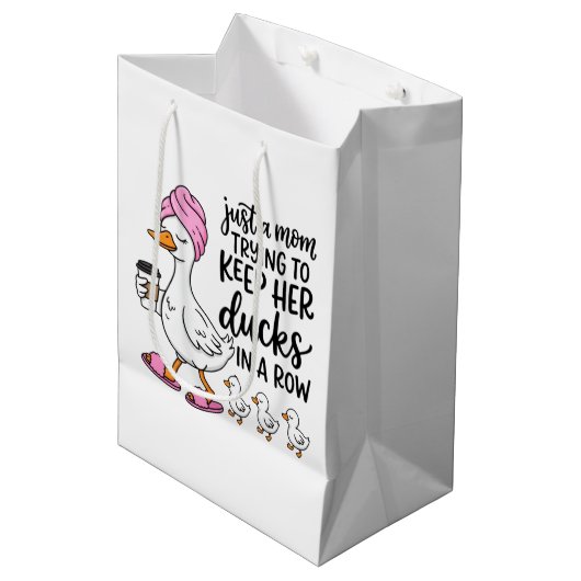 Cute Mom Ducks word art  Medium Cadeauzakje (Voorkant Gekanteld)
