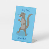 Cute mongoose cartoon illustratie reclamebord met voetstuk (Voorkant)