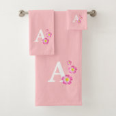 Cute monogram met bloemen op lichtroze bad handdoek (Insitu)