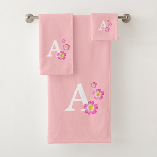 Cute monogram met bloemen op lichtroze bad handdoek (Insitu)