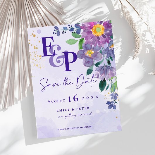 Cute Monogram Paarse Floral Wedding Save the Date Briefkaart
