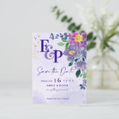 Cute Monogram Paarse Floral Wedding Save the Date Uitnodiging Briefkaart (Staand voorkant)