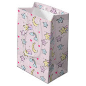 Cute Moon, Stars and Clouds Pattern op Pastel Pink Medium Cadeauzakje (Achterkant Gekanteld)