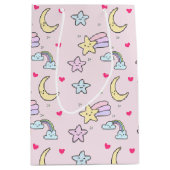 Cute Moon, Stars and Clouds Pattern op Pastel Pink Medium Cadeauzakje (Voorkant)