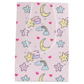 Cute Moon, Stars and Clouds Pattern op Pastel Pink Medium Cadeauzakje (Achterkant)
