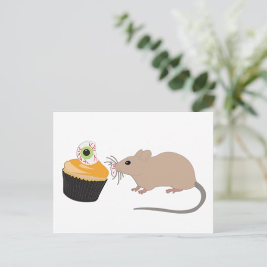 Cute Mouse Eating Halloween Eyeball Cupcake Briefkaart (Staand voorkant)
