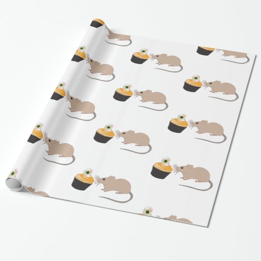 Cute Mouse Eating Halloween Eyeball Cupcake Cadeaupapier (Uitgerold)