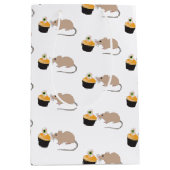 Cute Mouse Eating Halloween Eyeball Cupcake Medium Cadeauzakje (Voorkant)