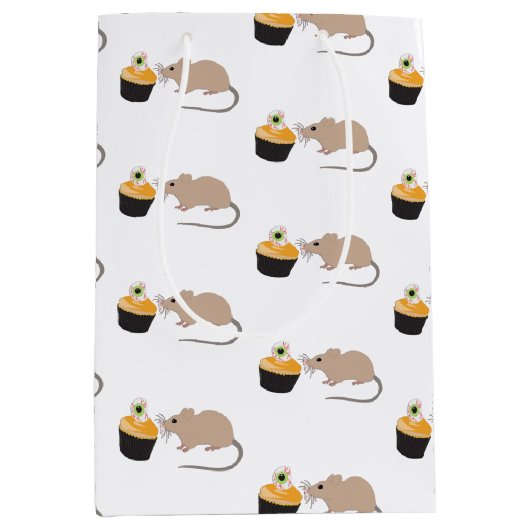 Cute Mouse Eating Halloween Eyeball Cupcake Medium Cadeauzakje (Voorkant)