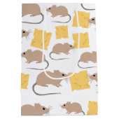 Cute Mouse Rodent Eating Cheese Pattern Medium Cadeauzakje (Achterkant)