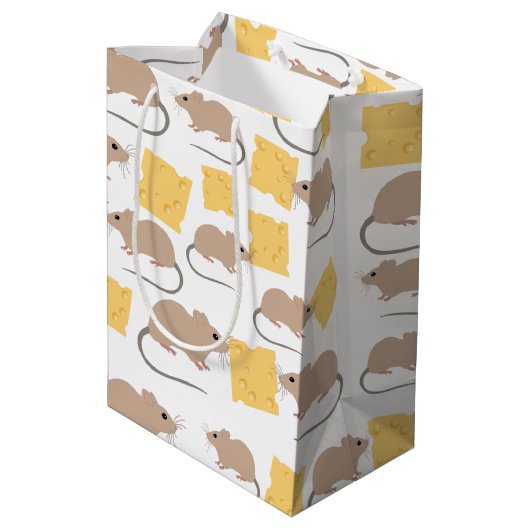 Cute Mouse Rodent Eating Cheese Pattern Medium Cadeauzakje (Achterkant Gekanteld)