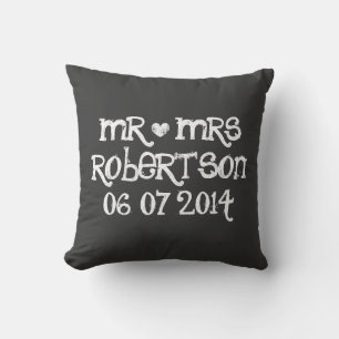 Cute Mr en Mrs. Chalkboard bruiloft werpt kussens