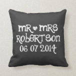 Cute Mr en Mrs. Chalkboard bruiloft werpt kussens<br><div class="desc">Aangepast Mr. en Mrs. Black Chalkboard bruiloft werpen kussen. Gepersonaliseerde zwarte kussens op zwarte krijt voor sofa of bed.  Fun design met wit hart en naam van nieuw gehuwd koppel. Cute home decor,  gepersonaliseerd voor bruid en bruom/echtgenoot en vrouw. Romantische trouwcadeautjes voor pasgetrouwden.</div>