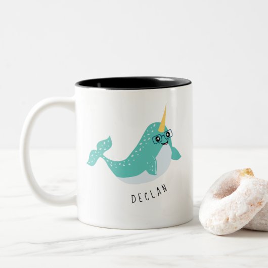 Cute Narwhal met Eyeglasses Tweekleurige Koffiemok (Met donut)