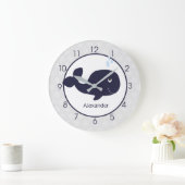 Cute Navy Blue en Grey Whale Nautical Nursery Grote Klok (Huis)