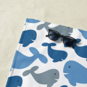 Cute Navy Blue Grey Whale Personated Kinder Strandlaken (In situ)