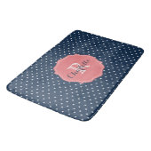 Cute Navy Blue Polka Dots en Coral Monogram Badmat (Gekanteld)