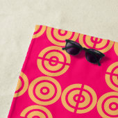 Cute Neon Pink Wedding Party Favor Persoonlijk B Strandlaken (In situ)