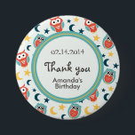 Cute Night Owl Cartoon met maan- en sterrenButton Ronde Button 7,6 Cm<br><div class="desc">Kleine vogels stuiten. Midnight Owl cartoon met maan en sterrenpatroon. Een sleepover verjaardagsfeestje organiseren? Als een cadeautje voor je kleine gast. Een leuk en kleurrijk feestje is goed om het geheugen vers te houden telkens als je naar de knop kijkt.</div>