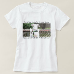 Cute Nosey White Dog die naar andermans gras kijkt T-shirt