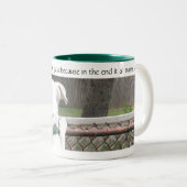 Cute Nosey White Dog die naar andermans gras kijkt Tweekleurige Koffiemok (Voorkant rechts)