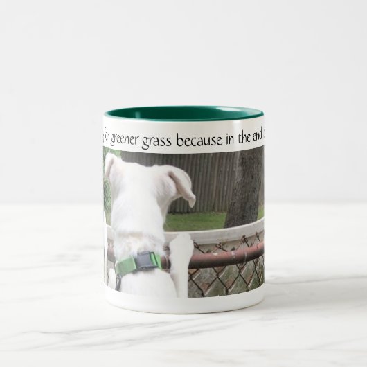 Cute Nosey White Dog die naar andermans gras kijkt Tweekleurige Koffiemok (Center)