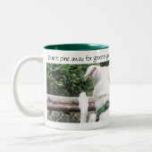 Cute Nosey White Dog die naar andermans gras kijkt Tweekleurige Koffiemok (Links)