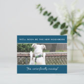 Cute Nosey White Puppy Dog Spying on Buren Aankondigingskaart (Staand voorkant)