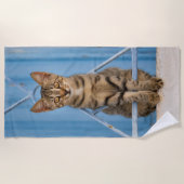 Cute Nosy Tabby Cat Kitten Sitting in a Blue Fence Strandlaken (Voorkant)