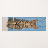 Cute Nosy Tabby Cat Kitten Sitting in a Blue Fence Yogamat (Voorkant (horizontaal))