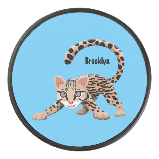 Cute ocelot cartoon illustratie hockey puck (Voorkant)