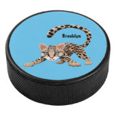 Cute ocelot cartoon illustratie hockey puck (3/4)