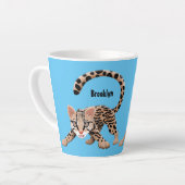 Cute ocelot cartoon illustratie latte mok (Linkerhoek)