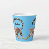 Cute ocelot cartoon illustratie latte mok (Voorkant)