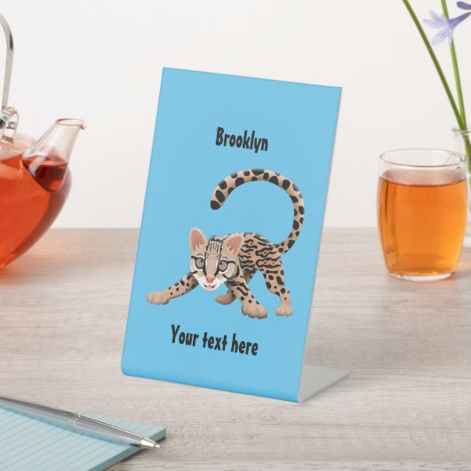 Cute ocelot cartoon illustratie reclamebord met voetstuk (Insitu)