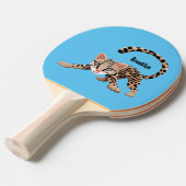 Cute ocelot cartoon illustratie tafeltennisbatje (Voorkant Gekanteld)