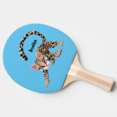 Cute ocelot cartoon illustratie tafeltennisbatje (Zijkant)